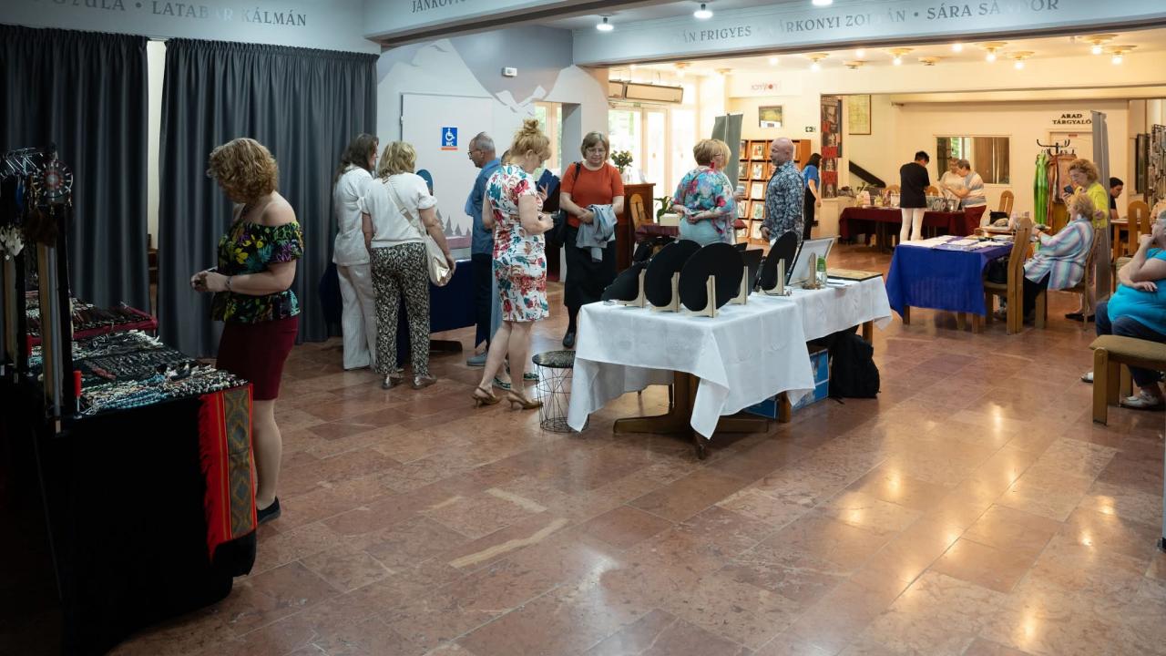 Híd a civil szervezetek a vállalkozók között